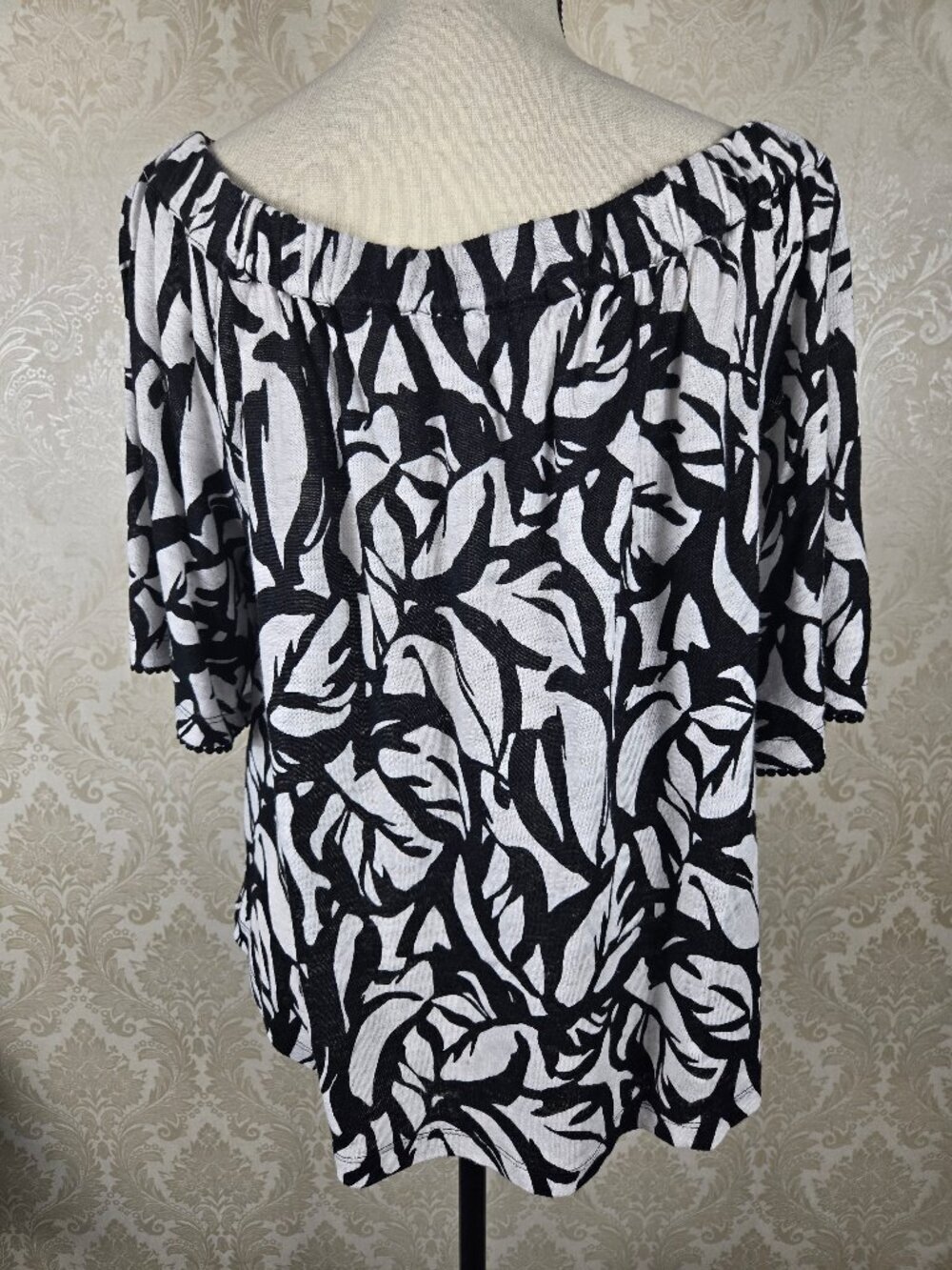Chico's Size 1 (US Medium) Black White Blouse Leaf Print 100% Linen Elastic Neck - Picture 7 of 12